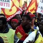 Migranti con i gilet gialli sfilano a Roma: «Basta razzismo». Corteo anche a Torino