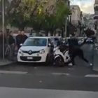 Rapina finisce in rissa: i ladri scappano in scooter, raggiunti e picchiati dai passanti. E perdono la refurtiva