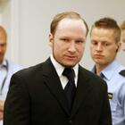 Norvegia, il terrorista Breivik minaccia i sopravvissuti di Utoya dal carcere. Ira famiglie: «Inaccettabile»