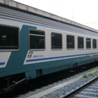 Il treno è in ritardo, l'assalto degli studenti a colpi di martello: danni per 4mila euro
