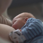 «Amore puoi allattare nostro figlio in un'altra stanza?»: la richiesta del marito scatena le polemiche. Ecco il motivo
