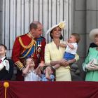 Trooping the Colour, baby Louis si affaccia per la prima volta a Buckingham Palace. Le foto fanno il giro del web