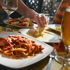Cena tra amici, il conto è stellare e scoppia la lite: «Ho mangiato solo un'insalata, non pagherò 450 euro»
