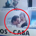 Deputato bacia il seno della compagna durante una seduta virtuale alla Camera. Travolto dallo scandalo si dimette