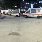 Covid, fila di ambulanze all'ospedale di Napoli