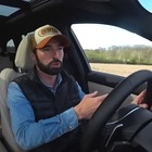 Youtuber morto in un incidente: sbalzato fuori dalla Tesla. Registrava video per il suo canale, nuovo caso dopo i TheBorderline