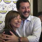 L' abbraccio fra Salvini e la Tesei per la vittoria in Umbria