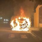 Bruciata l'auto del sindaco, lui pubblica la foto sui social: «Non mi fate paura»