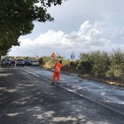 Roma, camion perde carico di vasellina: incidenti a catena e feriti