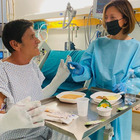 Gianni Morandi come sta? La foto dall'ospedale mostra le sue condizioni di salute