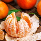 Non buttare le bucce di mandarino: se le usi così diventano un elisir per la pelle del viso