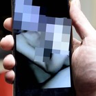 Foto porno con decine di amanti e ricatti: 40enne tiene in scacco un'intera città