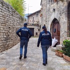 Assisi, la polizia cerca armi ma trova la droga