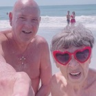 Selfie di coppia in spiaggia, nel video appare un «segnale dal futuro». Social impazziti: «Siamo io e te»