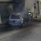 Macchina in fiamme lanciata contro un negozio, paura nella notte Macchina in fiamme lanciata contro un negozio, paura nella notte