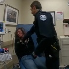 Poliziotto prende a pugni una donna in manette: un video lo inchioda