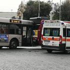 Roma, scontro tra bus a piazza della Repubblica: sette feriti lievi