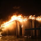 Ponte di ferro, i residenti: "C'è stato un boato prima delle fiamme". Sequestrate decine di bombole di gas tra i senza tetto