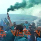 Scudetto Napoli. Bandiere e fumogeni, i tifosi festeggiano davanti allo stadio