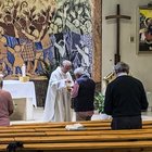 Parroco celebra messa nonostante i divieti: niente guanti né mascherine durante la Comunione