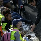 Roma, ambientalisti bloccano il Gra: portati via con la forza dalla Polizia