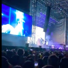 Lana del Rey, panico al concerto: ressa e maxi-caduta durante lo show. Cosa è successo