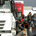 Caro benzina, da lunedì 14 marzo sciopero autotrasportatori. Psicosi in Sardegna: assalto a benzinai e scaffali