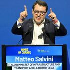 Salvini al raduno sovranista: «Macron, guerrafondaio, pericolo per l'Europa». Poi agli organizzatori:«Togliete questa musica, è da ricovero»