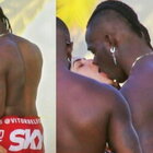 Mario Balotelli bacia la ragazza conosciuta in spiaggia a Marbella: scatenato in vacanza