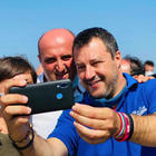 Matteo Salvini a Mondragone, selfie tra la folla senza mascherina