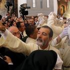 Antonio Banderas riappare dopo l'infarto, barba bianca in processione per la domenica delle Palme