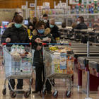 Supermercati, orari più lunghi e guanti per fare la spesa contro il pericolo coronavirus