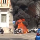Roma, incendio a Prati vicino al liceo Dante: a fuoco nove scooter e due auto
