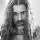 Luca Argentero cambia look: «Eravamo io, Robert Plant ed Eric Clapton... il resto è storia». Il commento esilarante di Edoardo Leo