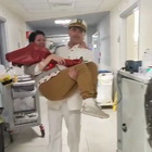 Vestito come Richard Gere in 'Ufficiale e gentiluomo' porta la moglie via dall'ospedale