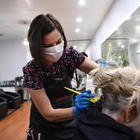 Coronavirus, i parrucchieri dopo la quarantena: «Nulla sarà come prima, pettini sigillati e orari più lunghi per la ripartenza»