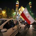 Iran Israele, folla in festa a Teheran durante massiccio attacco con droni