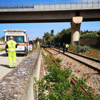 immagine Tenta il suicidio sotto il treno: immigrato lo vede, scende dall'auto e lo salva