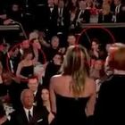 Jennifer Aniston sul palco ai Golden Globe, la reazione di Angelina Jolie. E Dakota Johnson vede tutto
