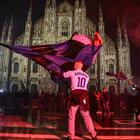 Scudetto Inter, la festa dei tifosi in città: piene Piazza Duomo e le vie del centro tra cori e sfottò