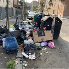 Caos rifiuti a Roma, l'emergenza continua. I cittadini esausti: «Finirà mai questa situazione?»
