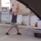 Spunta il video del ragazzo che distrugge l'auto in uno scatto di rabbia