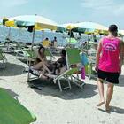 Caro-spiagge, quanto costa una giornata sul litorale di Roma? 60 euro al giorno per sdraio, ombrellone e snack: i rincari da Ostia a Santa Marinella