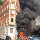 Roma, incendio a Prati vicino a un liceo romano: a fuoco nove scooter e due auto