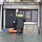 Venezia sotto l'acqua, ecco come continua la vita quotidiana