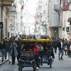 Lunedì zona gialla in 16 regioni: da Roma a Milano aprono ristoranti e musei, ma spostamenti vietati