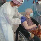 A 101 anni Nonna Florinda è la prima a vaccinarsi contro il Covid a La Spezia