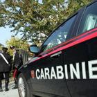 Ladro scambia i carabinieri per corteggiatori della moglie che faceva il "palo"