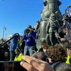 Trieste, focolaio Covid dopo le proteste no Green pass: 155 casi in città, 46 legati al presidio. Un portuale ricoverato