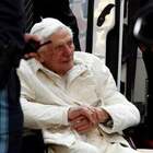 Benedetto XVI è grave: infezione al viso. Ha già indicato dove vuole essere sepolto
